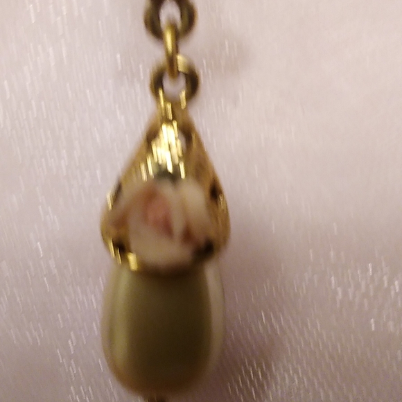 1928 Gold Tone Pearl and Pink Porcelain Rose Vintage-look Necklace - Picture 2 of 5